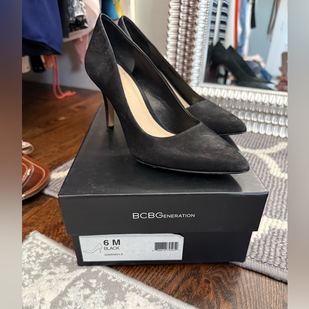 BCBG GENERATION SIZE 6 black suede heels.